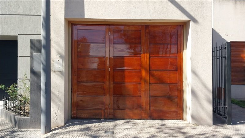 Portón de madera restaurado