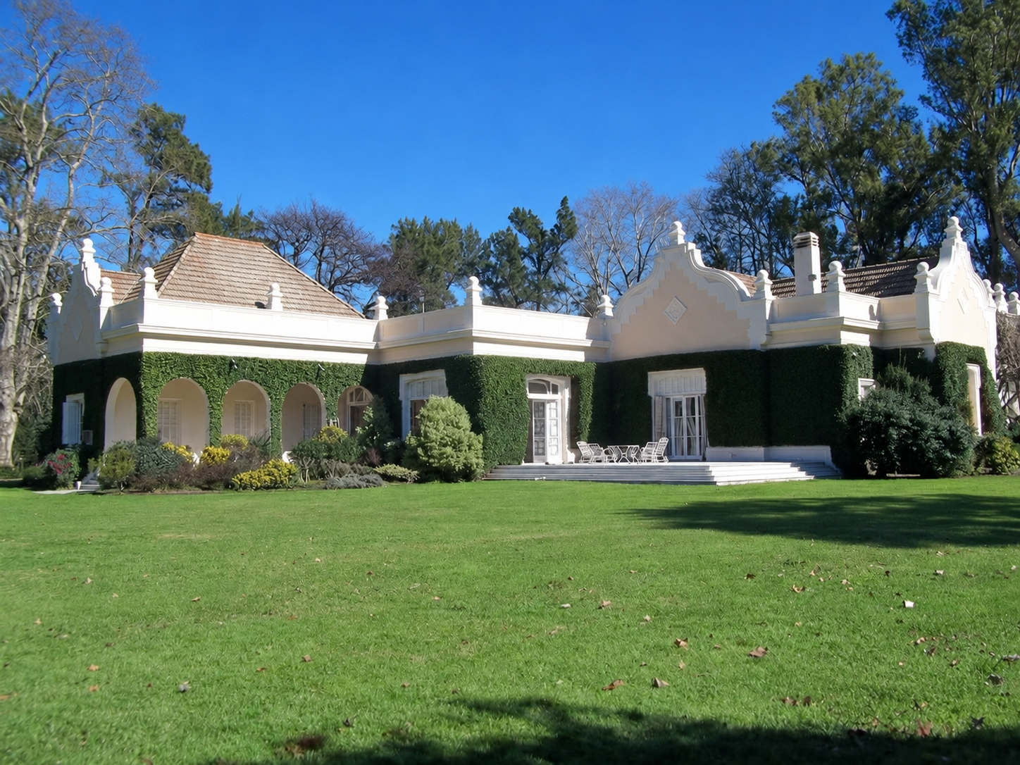 Vista completa de la fachada y el jardín de Santa Juana