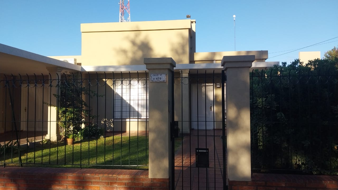 Fachada renovada de una casa en Calle 57, Villa Cañas