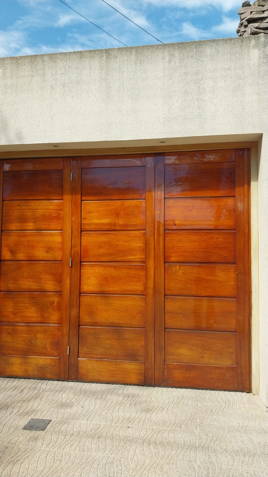 Portón de madera restaurado